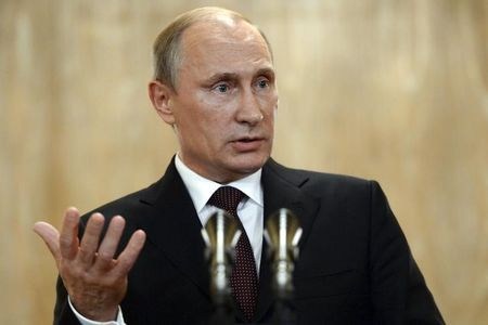 Russia's President Putin gestures as he speaks during a фото (photo)