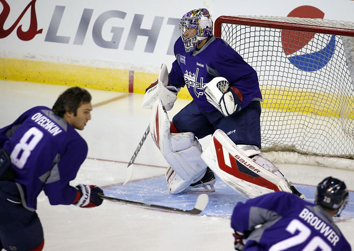 Хоккей в России: Washington Capitals goalie Justin Peters (35 фото (photo)