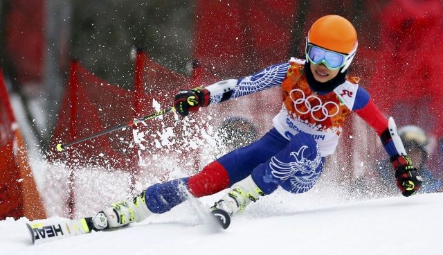 File picture shows Vanessa Mae skiing during the first run of фото (photo)