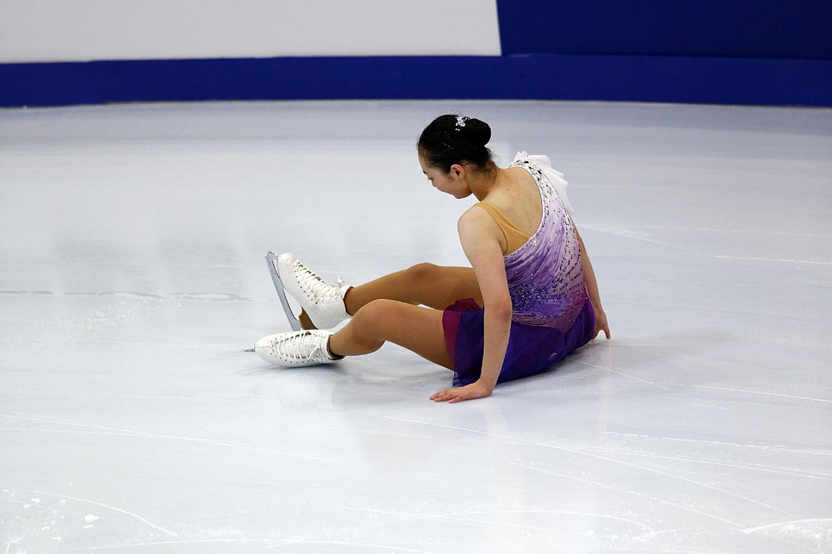 Japan's Miyabi Oba falls down during the Cup of Russia I фото (photo)