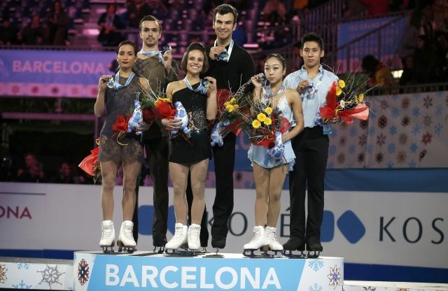 Winners pose with their medals after the Ice Pairs final skating фото (photo)