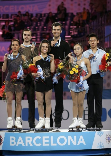 Winners pose with their medals after the Ice Pairs final skating фото (photo)