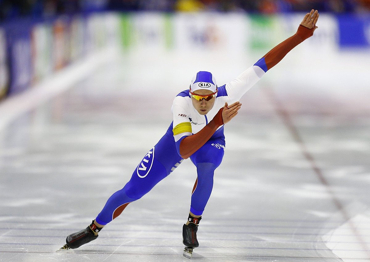 Pavel Kulizhnikov of Russia skates during the men's 500m фото (photo)