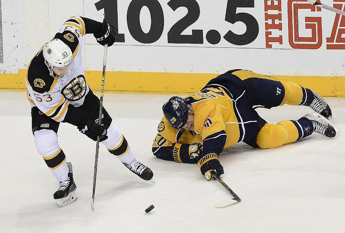 Хоккей в России: Boston Bruins center Seth Griffith (53) takes фото (photo)