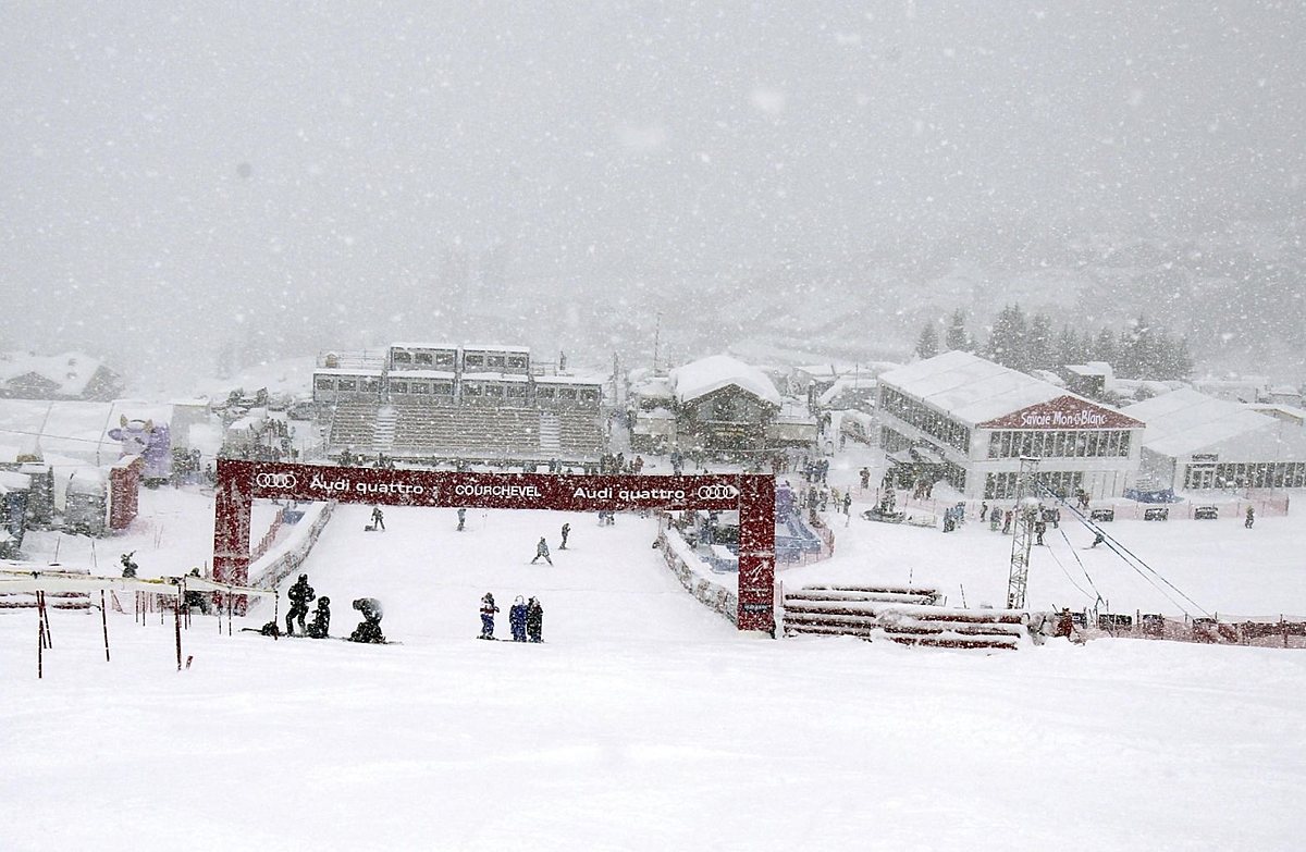FILE — In this Dec.17, 2011 file photo, snow falls on the finish фото (photo)