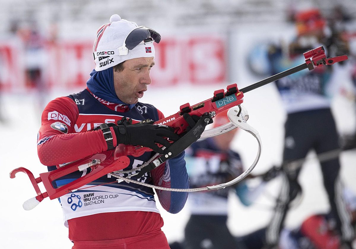 Ole Einar Bjoerndalen of Norway prepares for shooting during фото (photo)