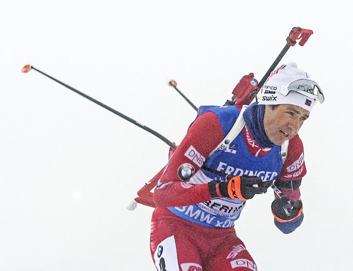 Ole Einar Bjoerndalen of Norway skis during the men's 4x7 фото (photo)