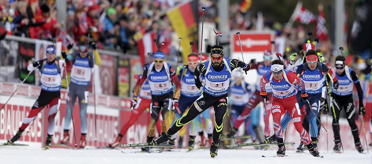 Simon Fourcade of France, center, leads the field after the start фото (photo)