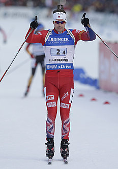 Биатлон Norway's Emil Hegle Svendsen celebrates as he crosses the фото (photo)