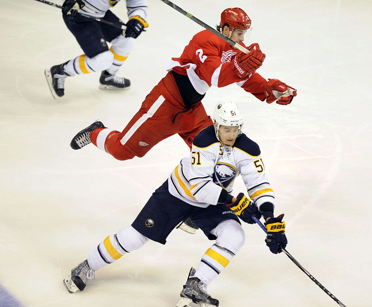 Хоккей в России: Detroit Red Wings defenseman Brendan Smith фото (photo)