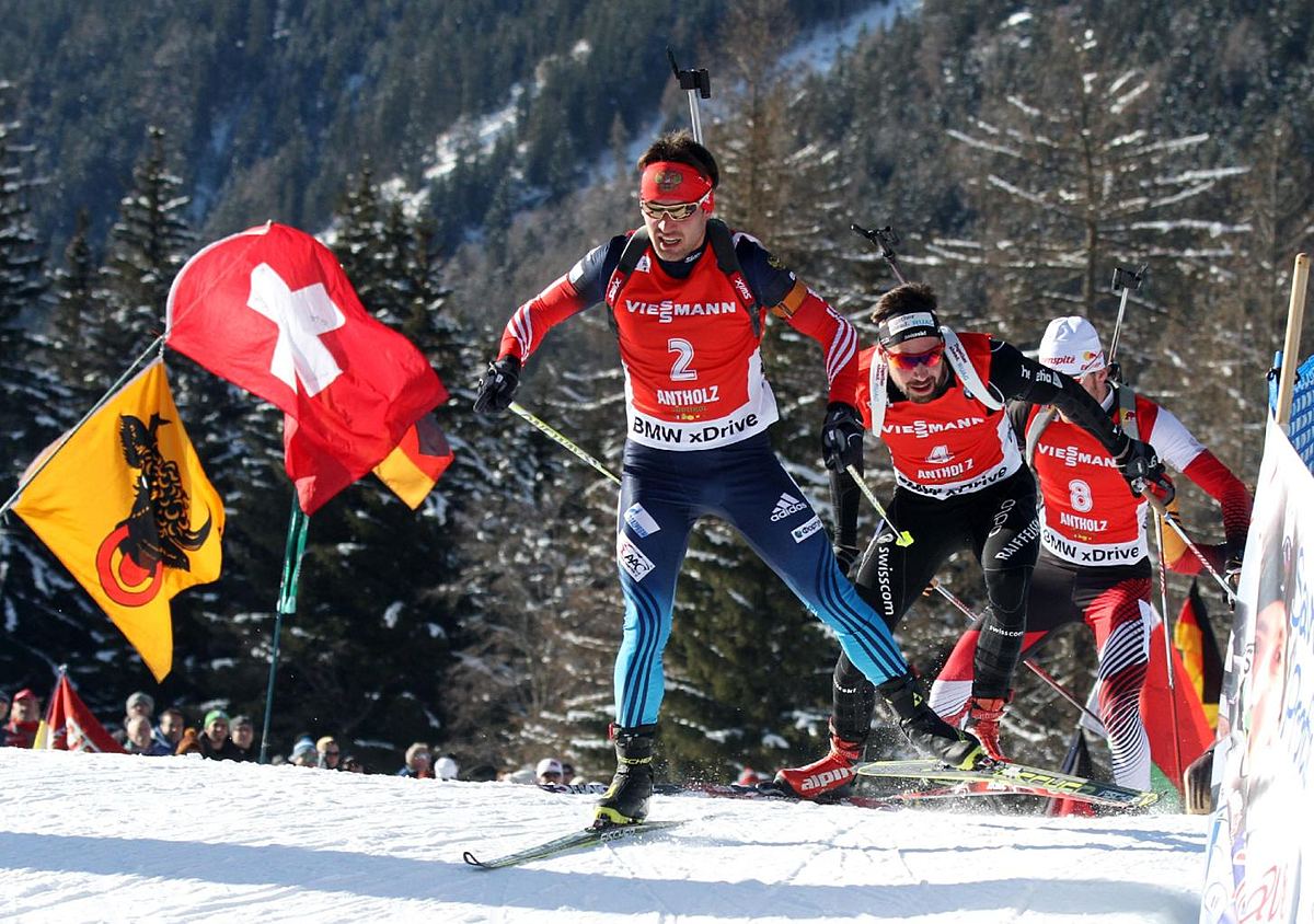 Russia's Evgenly Garanichev, left, is chased by Switzerland фото (photo)