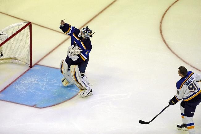 Хоккей в России: St. Louis Blues goalie Brian Elliott, left, фото (photo)