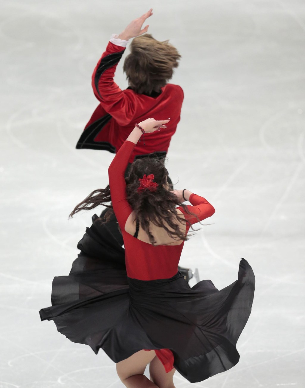 Elena Ilinykh and Ruslan Zhiganshin, of Russia, skate their short фото (photo)