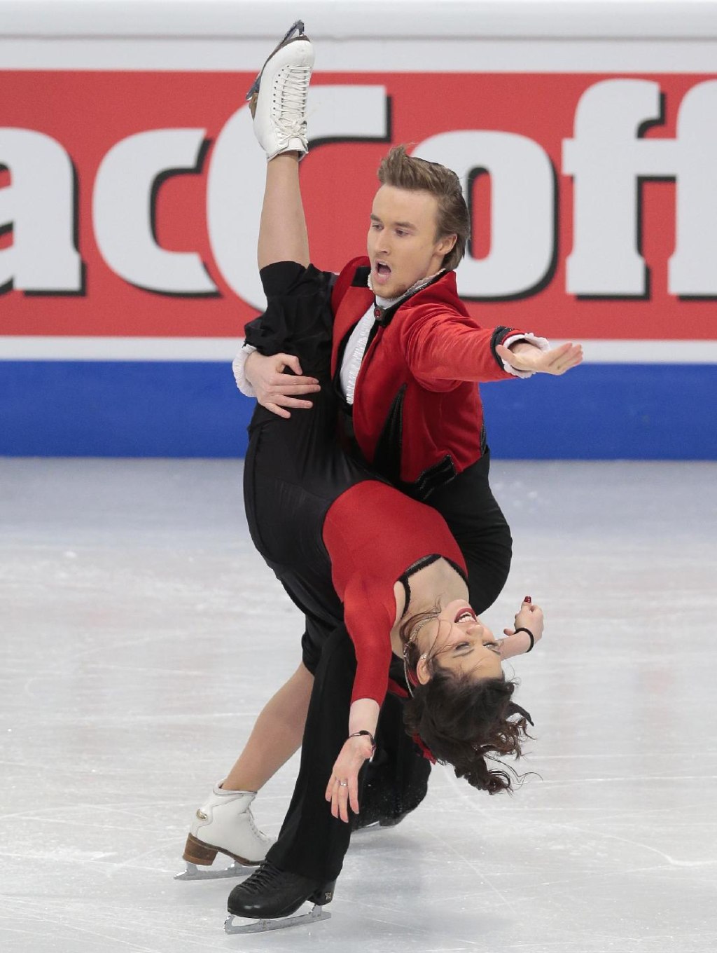 Elena Ilinykh and Ruslan Zhiganshin, of Russia, skate their short фото (photo)