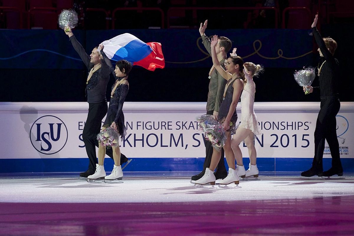 From left, pairs Yuko Kavaguti and Alexander Smirnov wave the фото (photo)