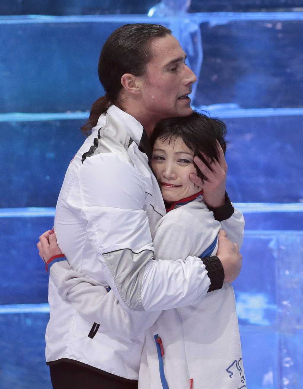 Yuko Kavaguti, right, cries while hugging Alexander Smirnov, фото (photo)