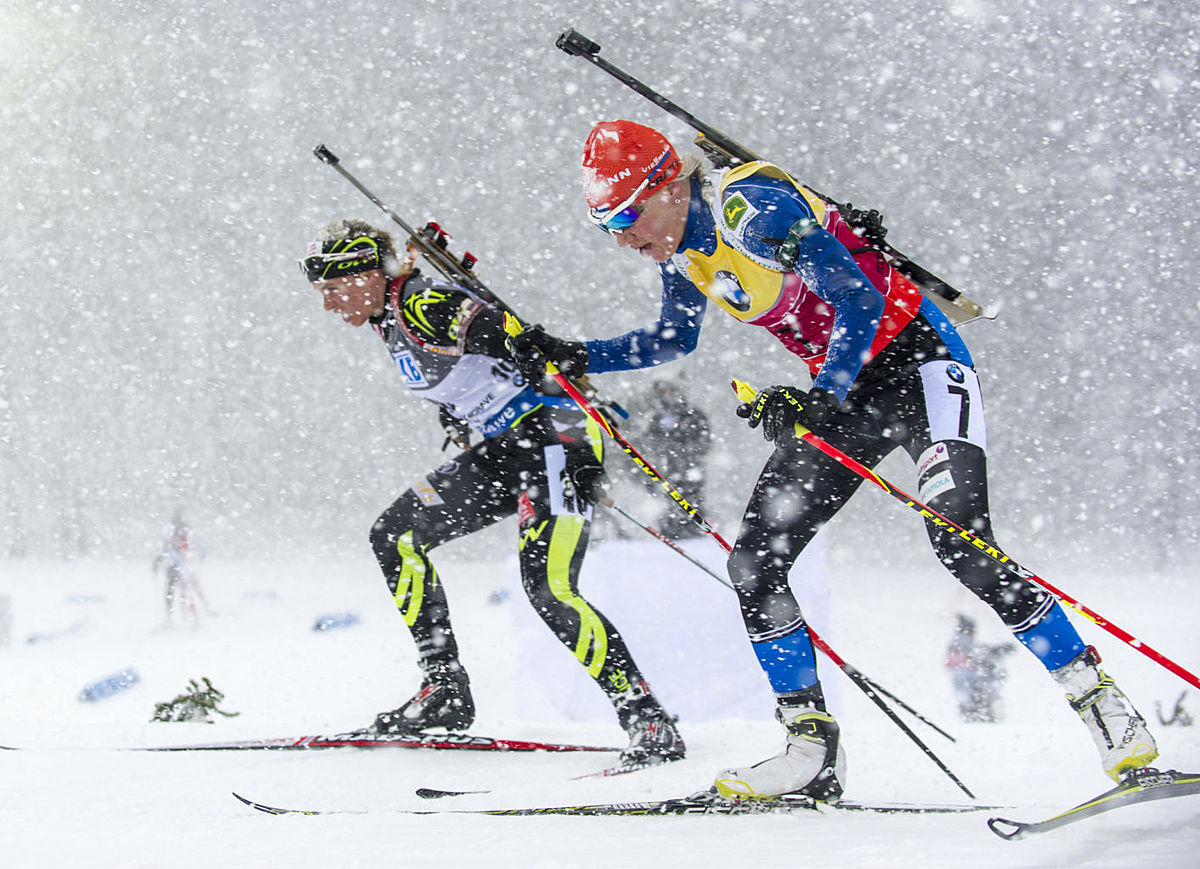 Kaisa Makarainen from Finland, right, on her way to win silver фото (photo)