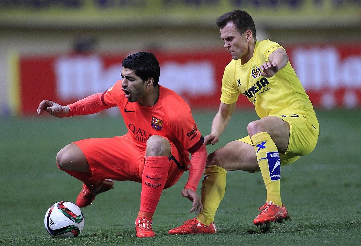 Barcelona's Luis Suarez, from Uruguay, duels for the ball фото (photo)