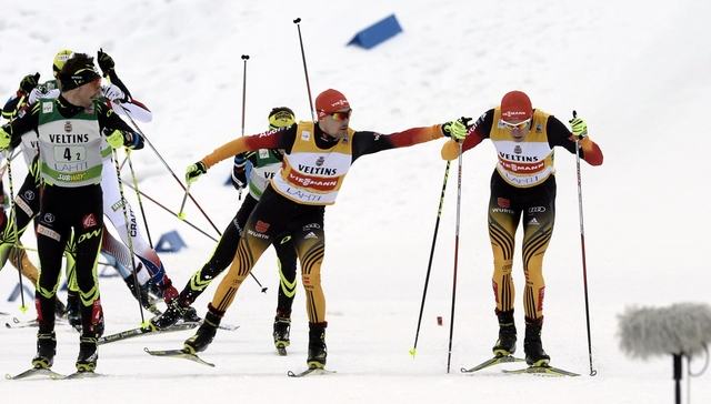 Winners Germany's Riessle and Rydzek compete during Nordic фото (photo)