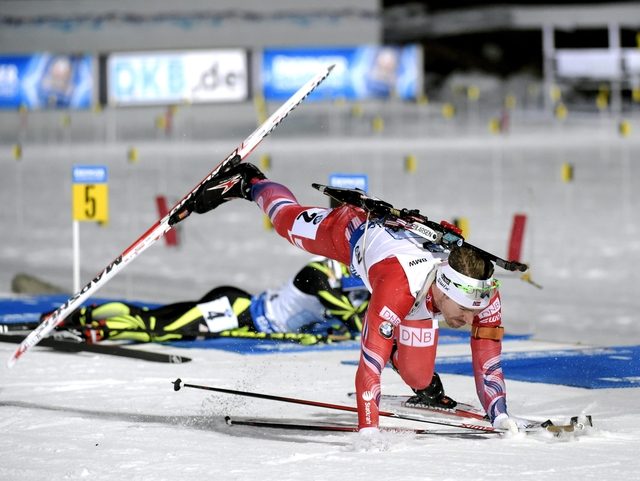 Norway's Svendsen falls after shooting during the men' фото (photo)