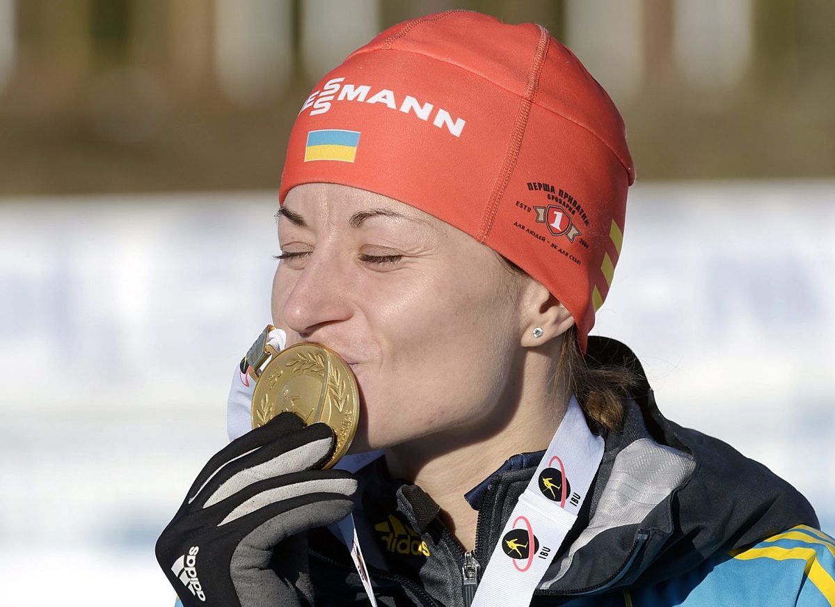 Winner Ukraine's Valj Semerenko kisses her medal after the фото (photo)