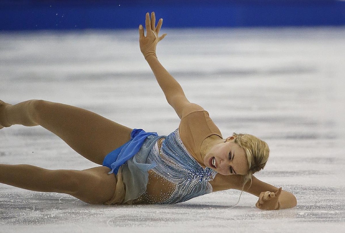 Anna Pogorilaya of Russia falls as she performs during the Ladies фото (photo)