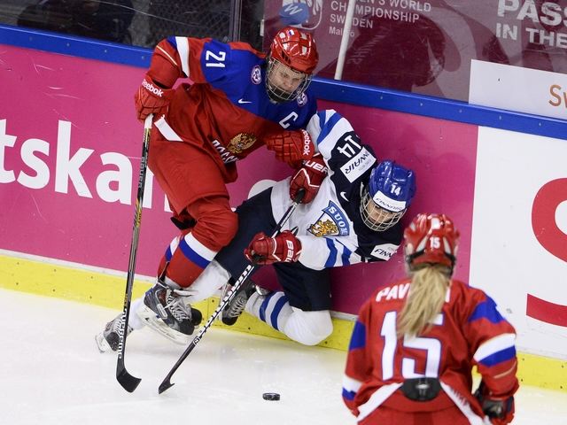 Хоккей в России: Russia's Shukina in action against Finland фото (photo)