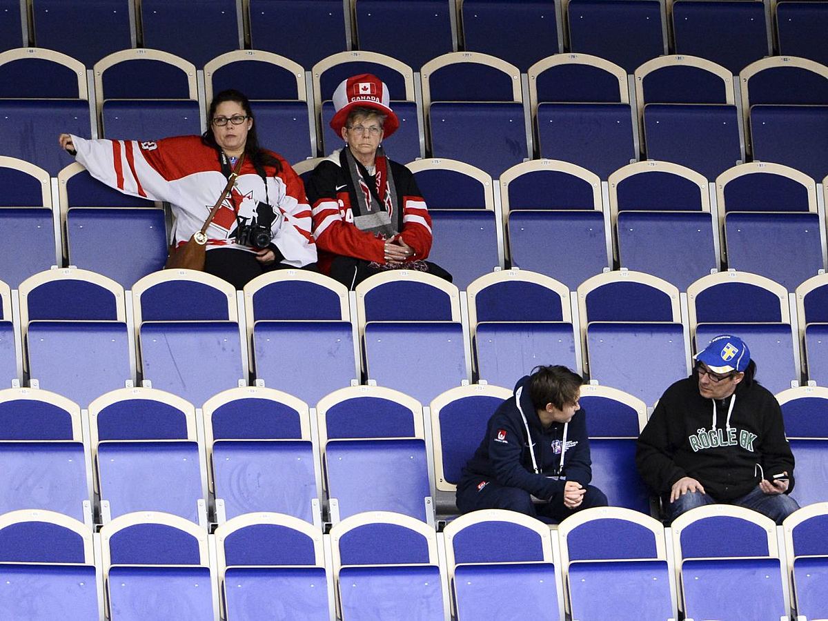 Хоккей в России: Canadian fans watch the 2015 IIHF Ice Hockey фото (photo)
