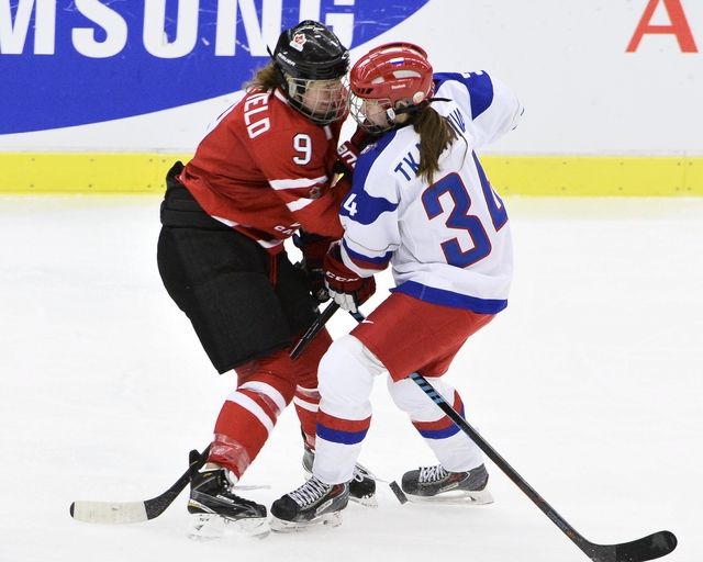 Хоккей в России: Canada's Jennifer Wakefield vies with Russia фото (photo)