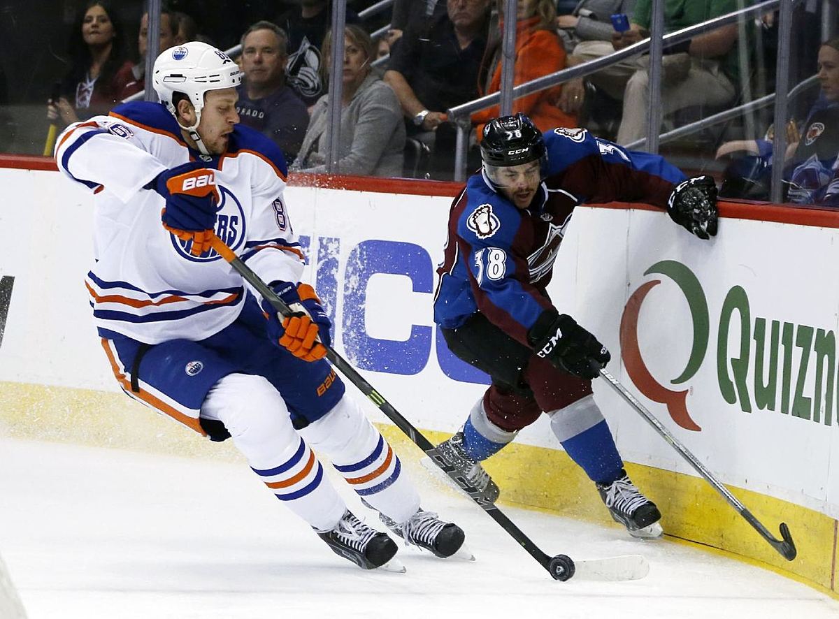 Хоккей в России: Edmonton Oilers defenseman Nikita Nikitin, left фото (photo)