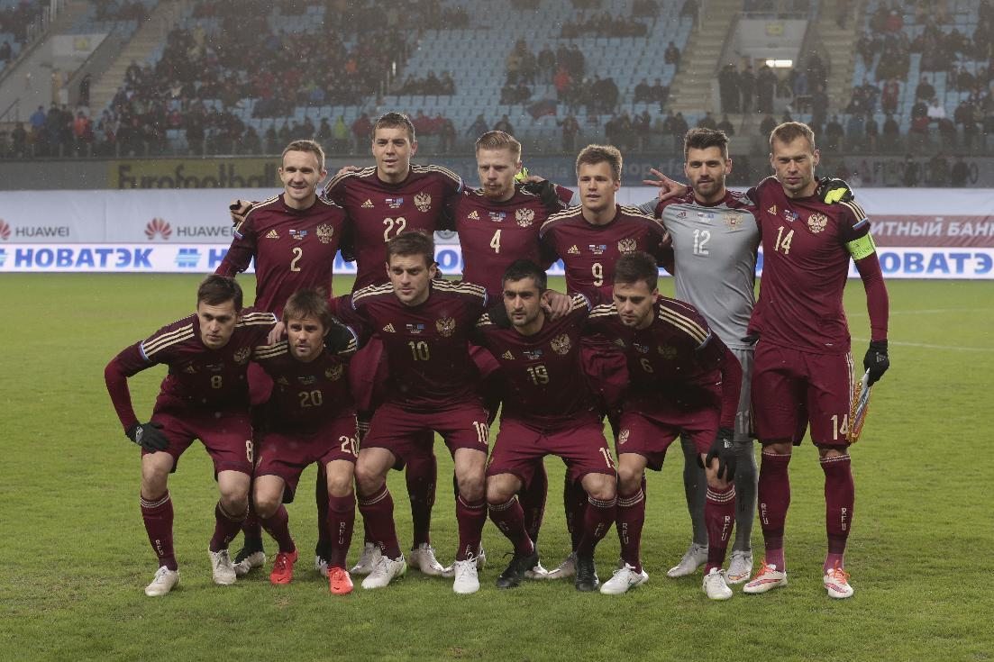 Russia's team players pose for a photo prior to friendly фото (photo)