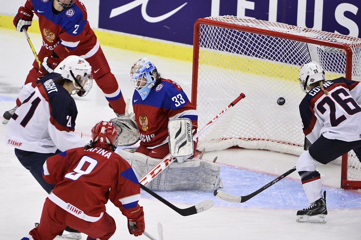 Хоккей в России: USA's Hilary Knight, left, scores the 0 фото (photo)