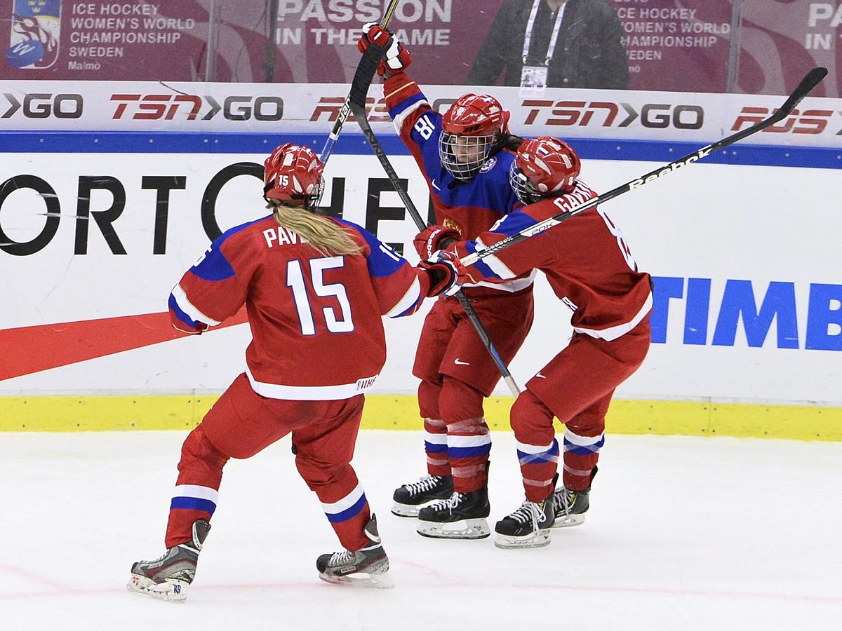 Хоккей в России: Russia's Sosina celebrates with teammates фото (photo)