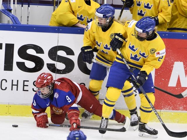Хоккей в России: Russia's Vafina controls the puck in front фото (photo)