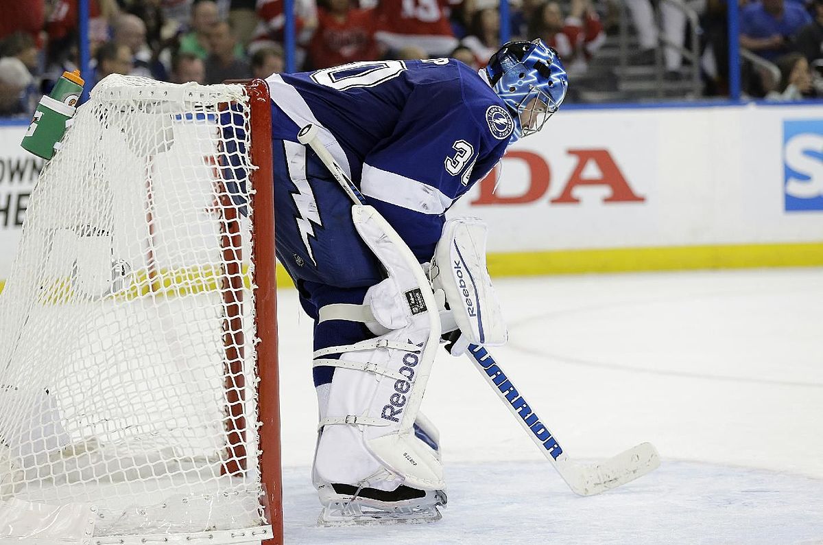 Хоккей в России: Tampa Bay Lightning goalie Ben Bishop reacts фото (photo)