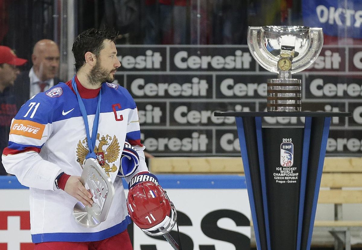 Хоккей в России: RussiaвЂ™s Ilya Kovalchuk looks at the trophy фото (photo)