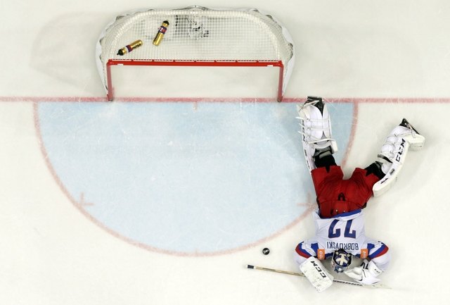 Хоккей в России: Russia's goaltender Bobrovski lies on the фото (photo)