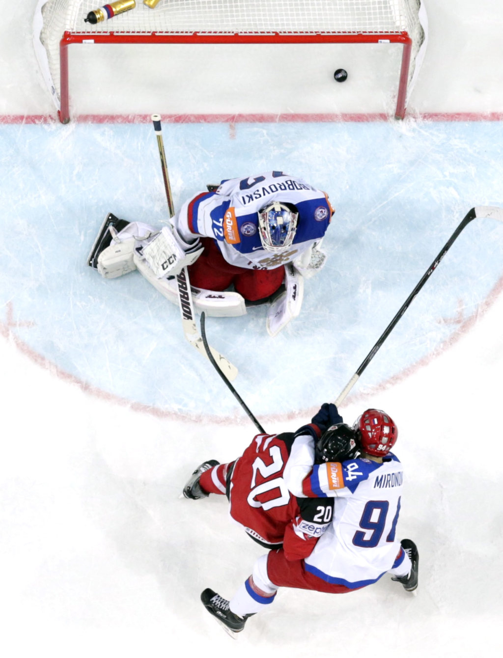 Хоккей в России: Canada's Eakin scores a goal past Russia фото (photo)