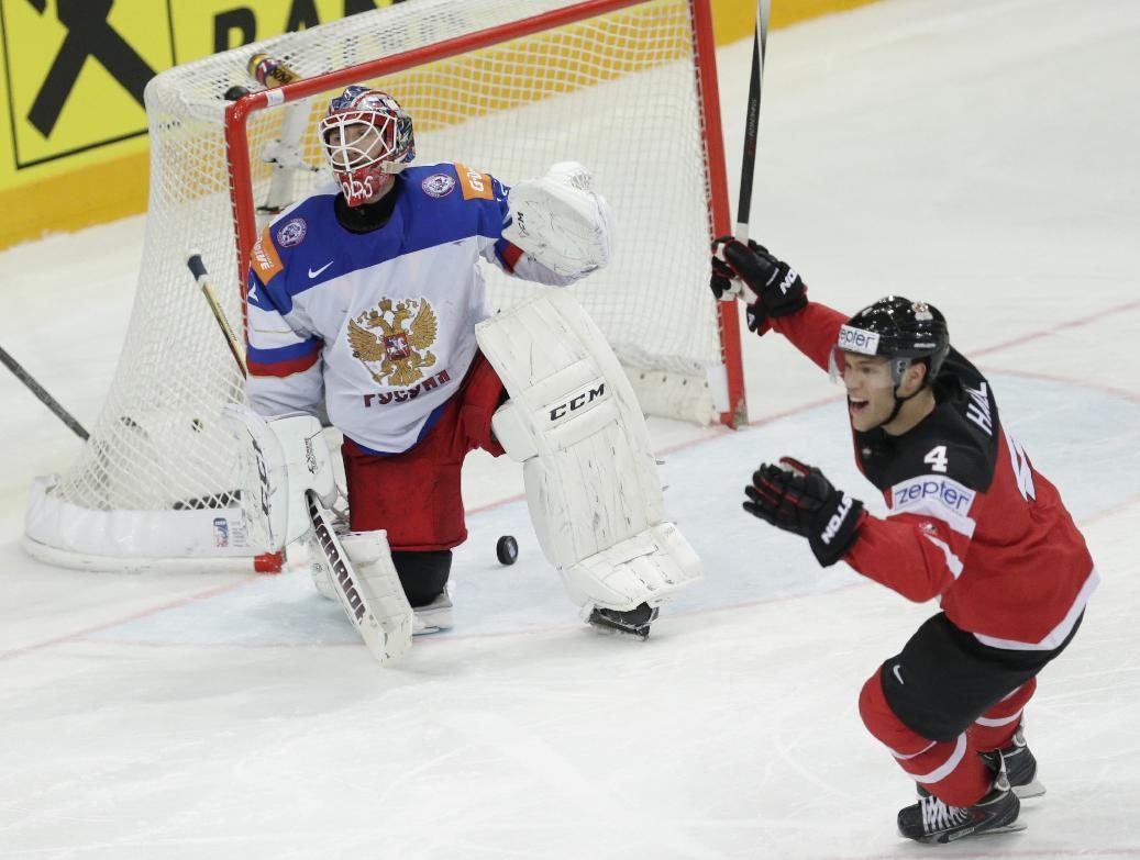 Хоккей в России: Canada routs defending champ Russia 6-1 to win hockey worlds