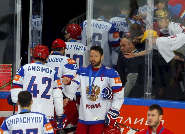 Хоккей в России: Russian players leave the rink after losing фото (photo)