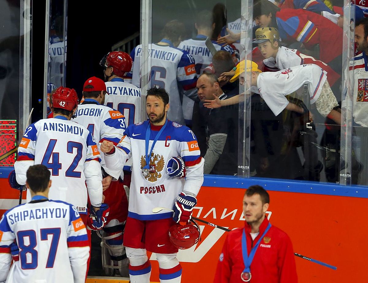 Хоккей в России: Russian players leave the rink after losing фото (photo)