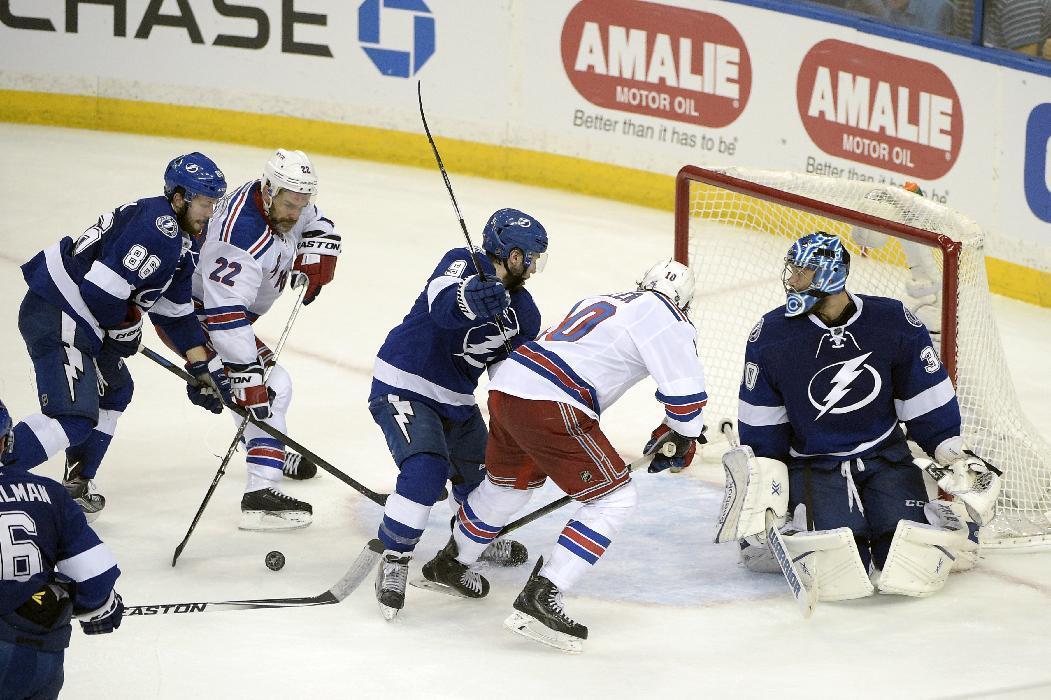Хоккей в России: New York Rangers defenseman Dan Boyle (22) scores фото (photo)