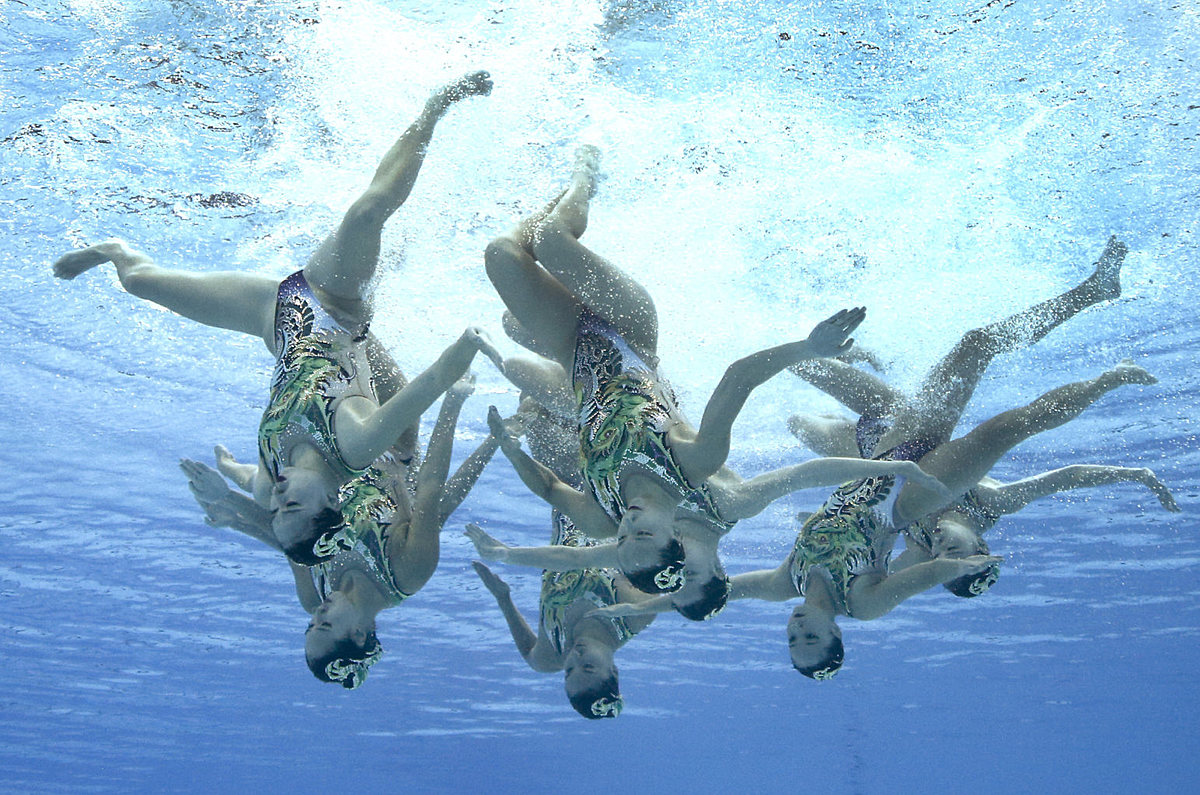 The team of China performs during the synchronised swimming team фото (photo)