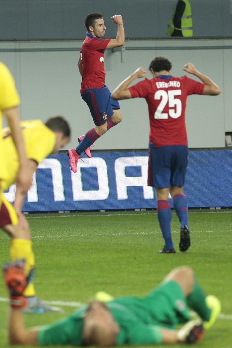 Zoran Tosic of CSKA Moscow, top, celebrates his goal during the фото (photo)
