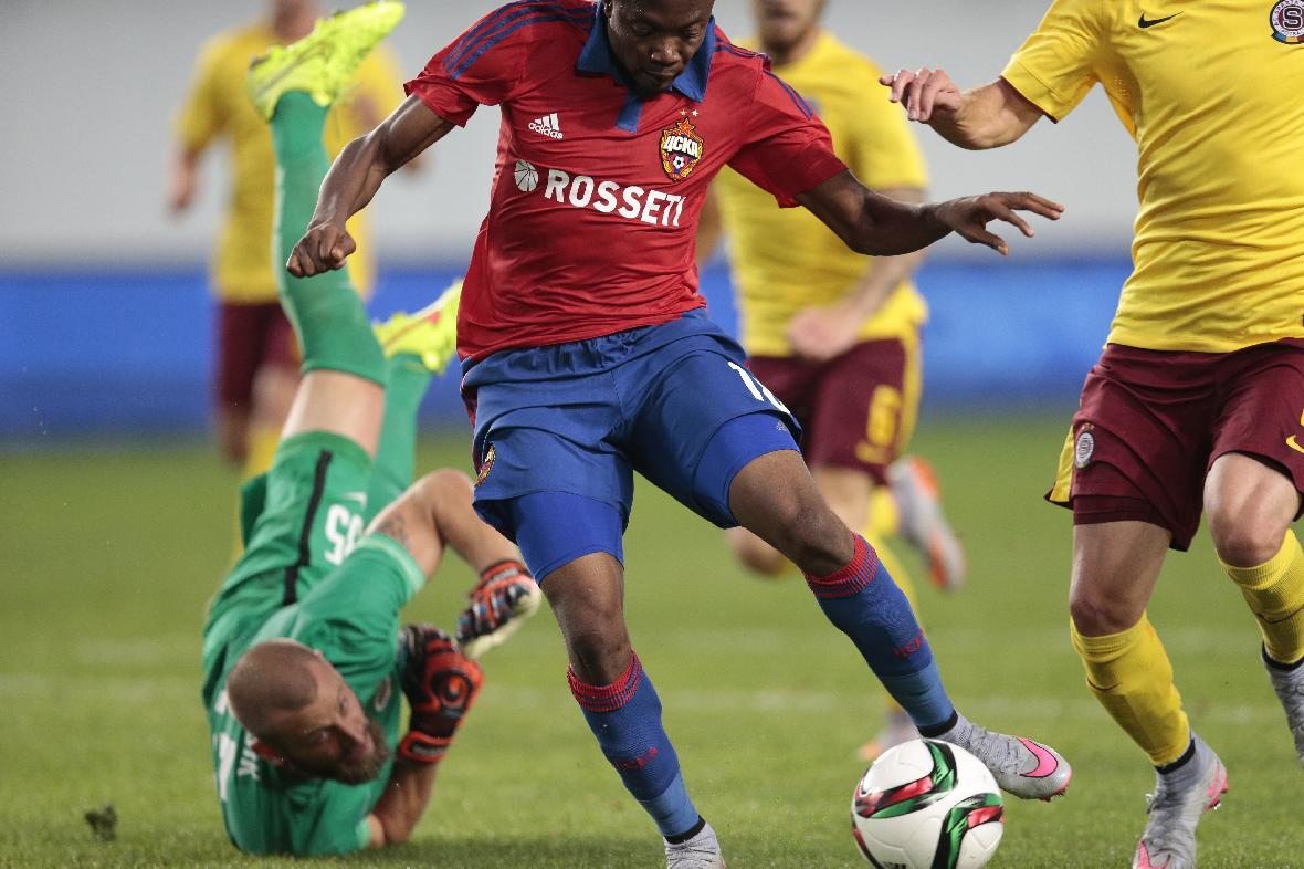 Ahmed Musa of CSKA Moscow, center, tries to score past goalkeeper фото (photo)