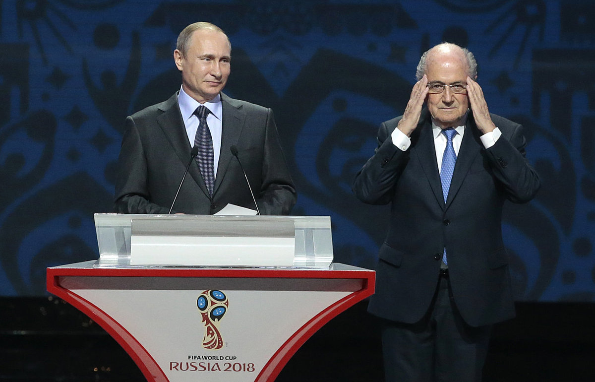 FIFA President Sepp Blatter, right, adjusts his glasses during фото (photo)