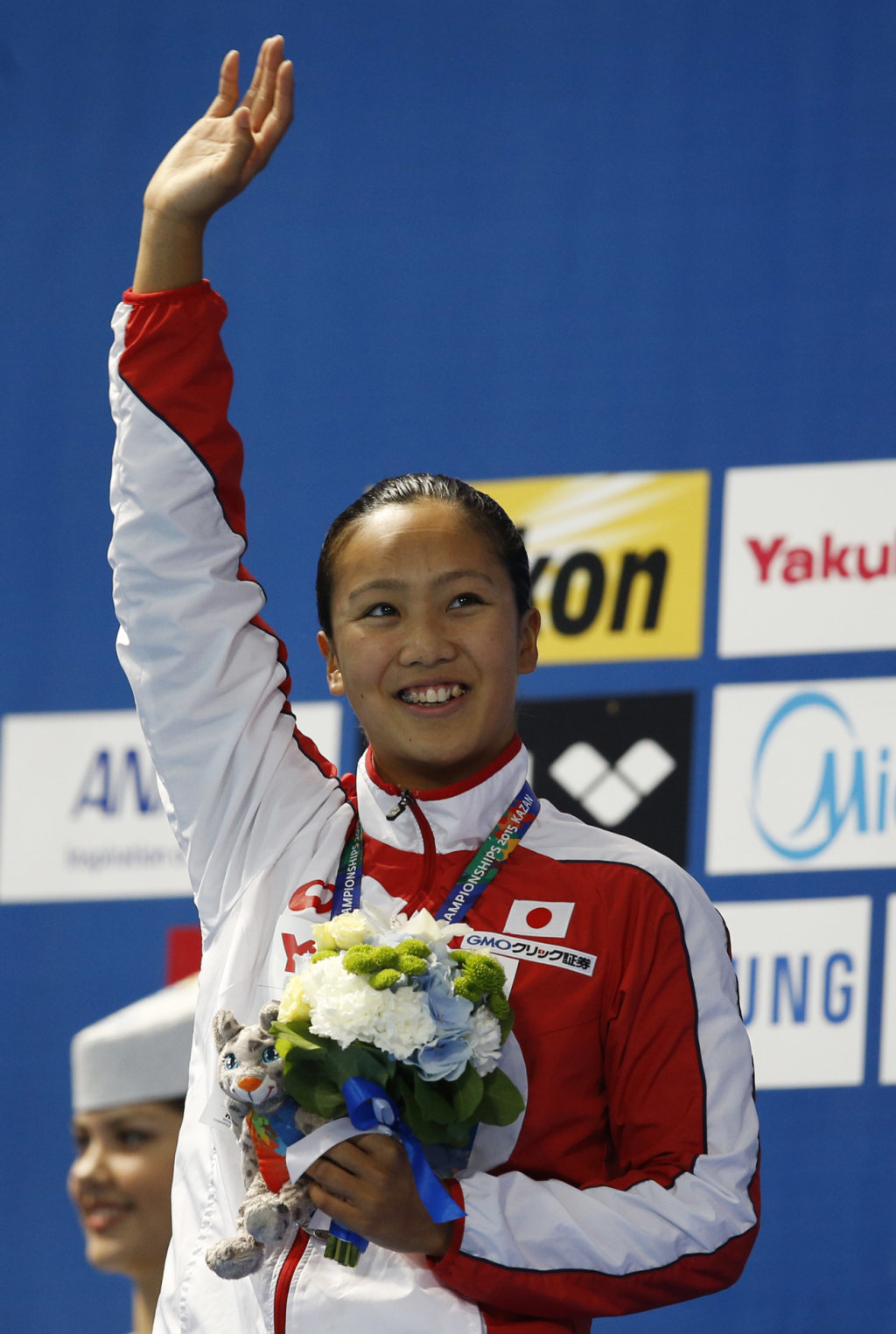Japan's silver medal winner Kanako Watanabe waves during фото (photo)
