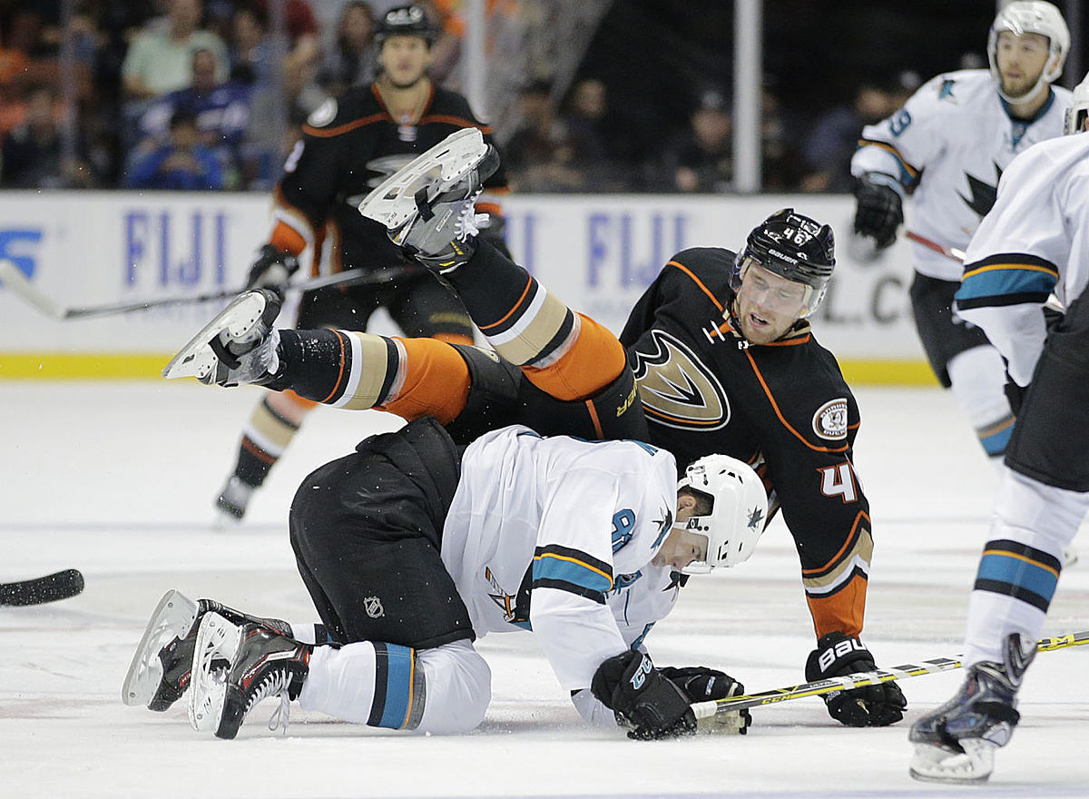 Хоккей в России: Anaheim Ducks' Jiri Sekac, top, of the фото (photo)