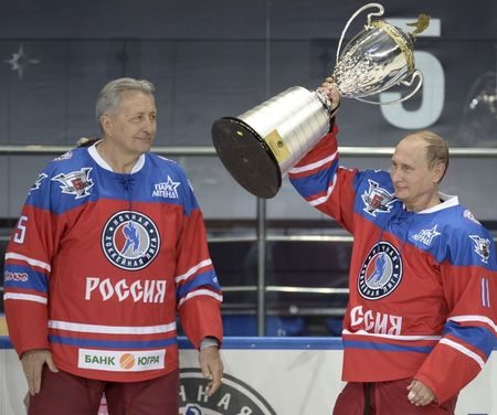 Российский хоккей: Putin lifts a trophy as former hockey player фото (photo)