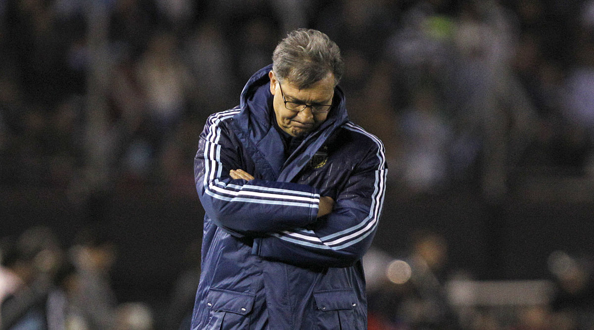 Argentina's coach Gerardo Martino stands on the sidelines фото (photo)